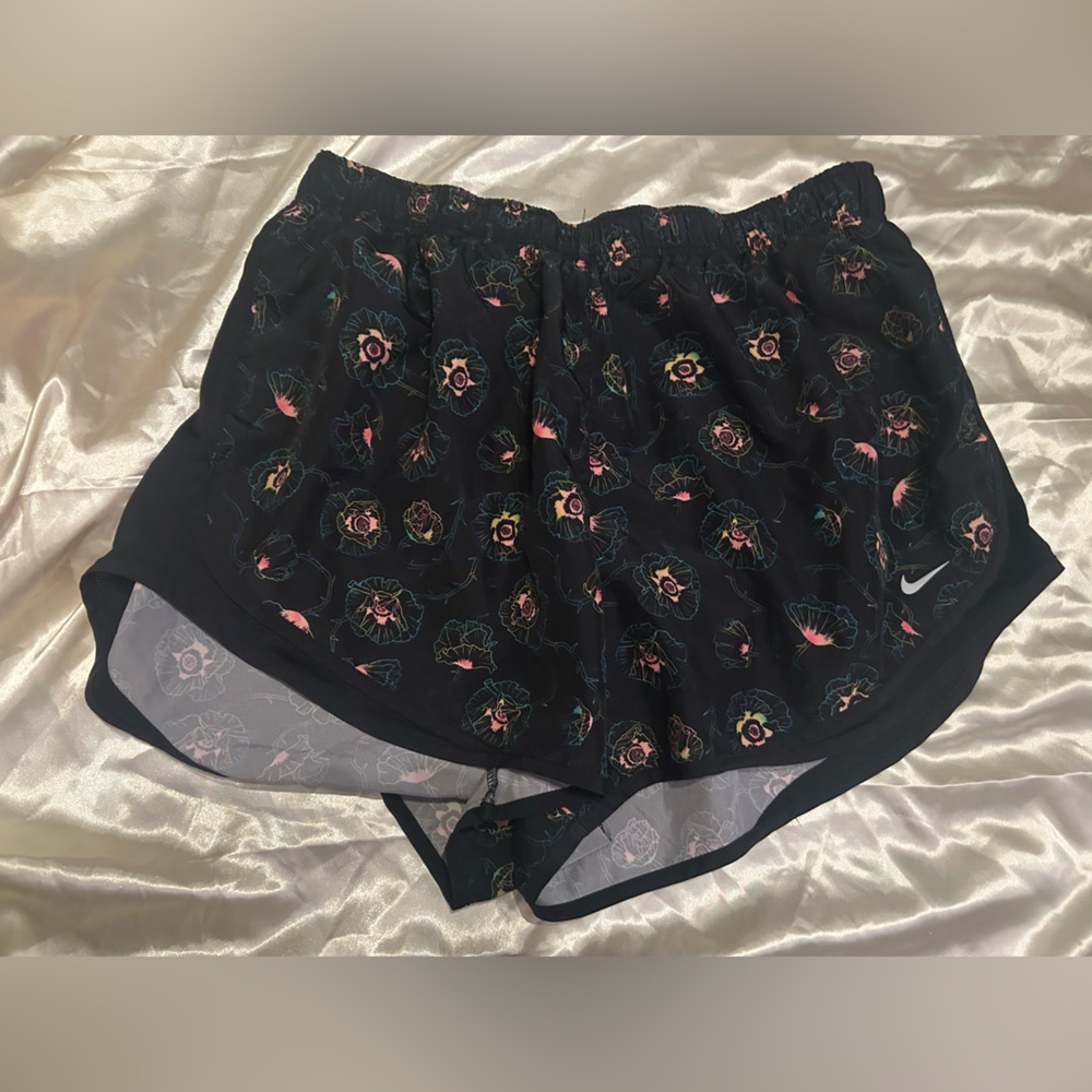 Lot of Nike Patterned Shorts 1x - Picture 3 of 3